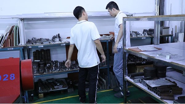 全自動點膠機(jī)