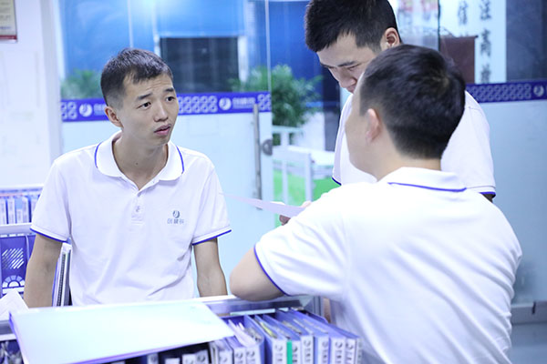 全自動點膠機(jī)廠家