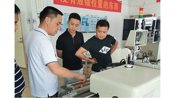 自動點膠機(jī)