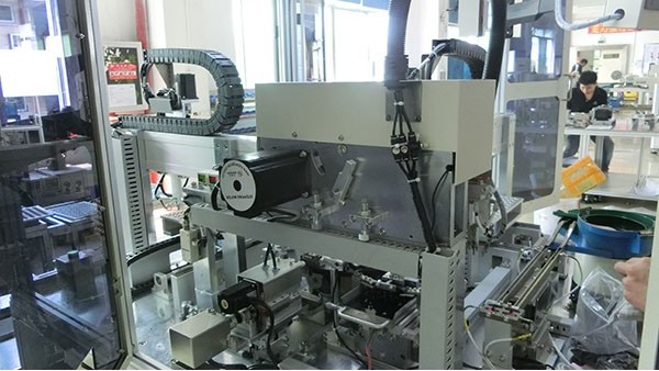 大型自動(dòng)點(diǎn)膠機(jī)