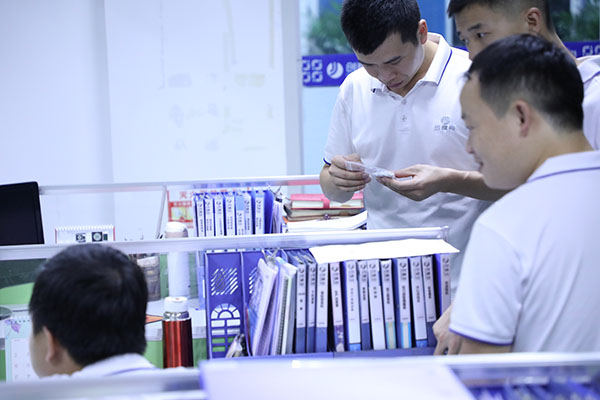 深圳全自動(dòng)點(diǎn)膠機(jī)廠(chǎng)家